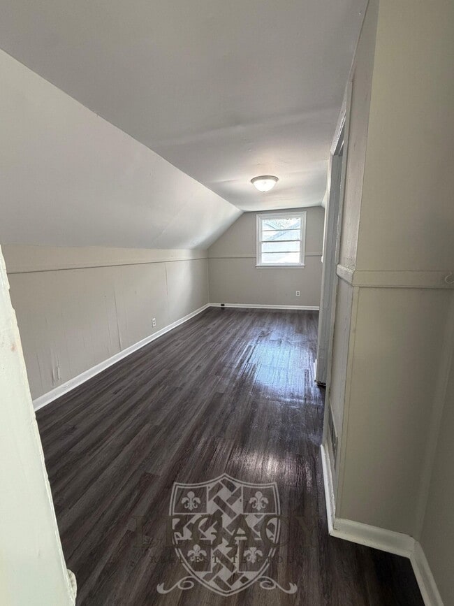 Building Photo - 2229 Maplecrest Dr