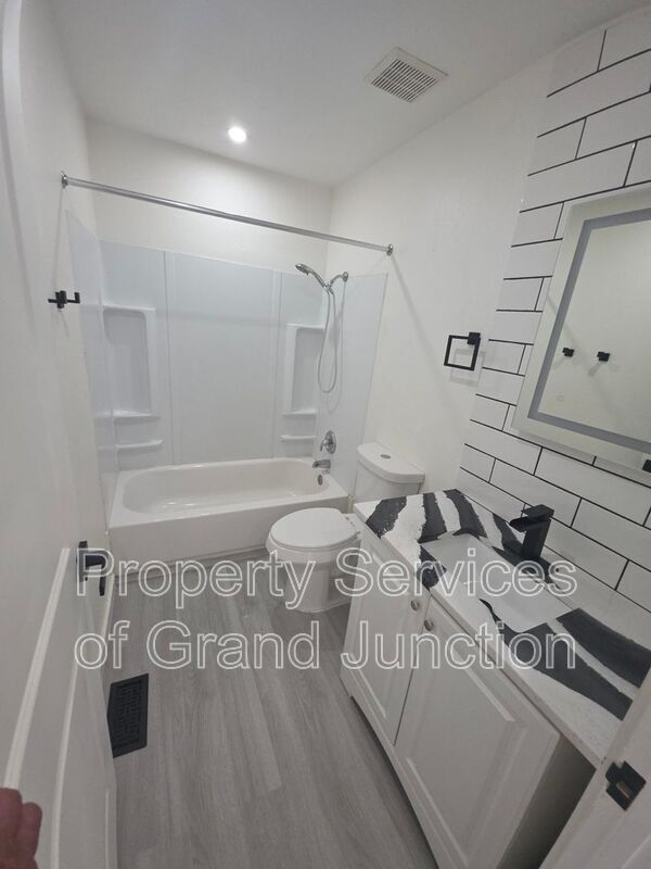 Building Photo - 3238-D 1/4 D 1/4 Rd