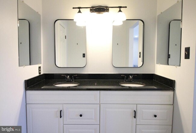 Building Photo - 3139 Stratford Ct