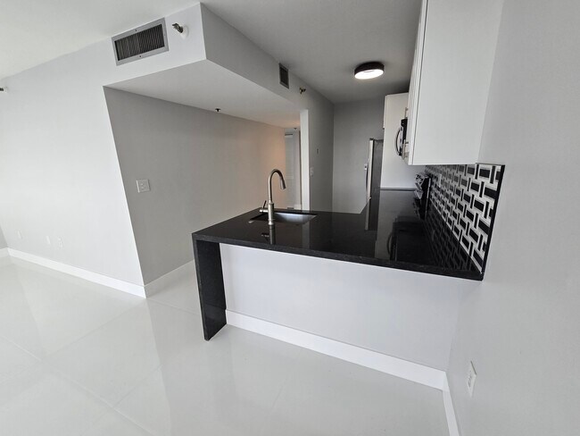 Building Photo - 1700 NW North River Dr