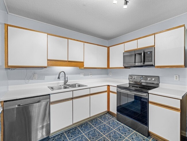 Building Photo - Beautiful 4 Bedroom Home with Bonus Room and Fenced Yard