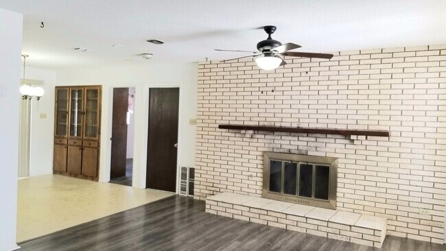 Building Photo - GREAT HOME ON QUIET STREET