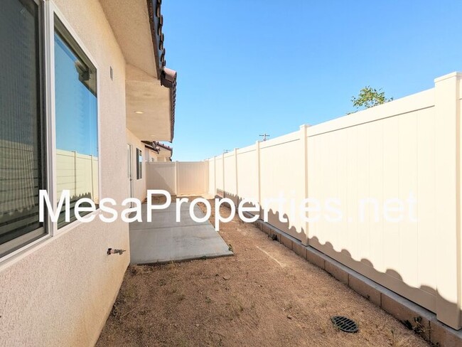 Building Photo - 9550 Tamarisk Ave