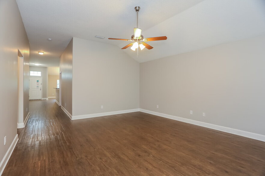 Building Photo - 45089 Weaver Cir