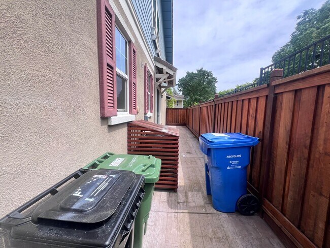 Building Photo - STUNNING 4BD/2.5BA TOWNHOUSE IN WALNUT CREEK!!!