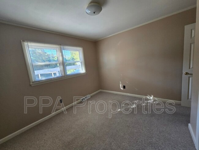 Building Photo - 404 Oakgrove Dr