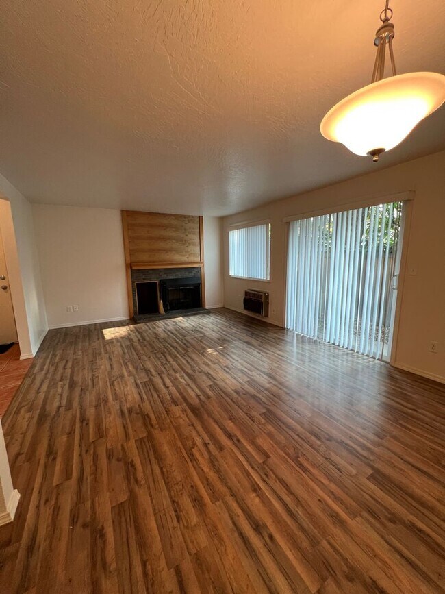 Building Photo - 2 Bedroom Condo in Lake Oswego
