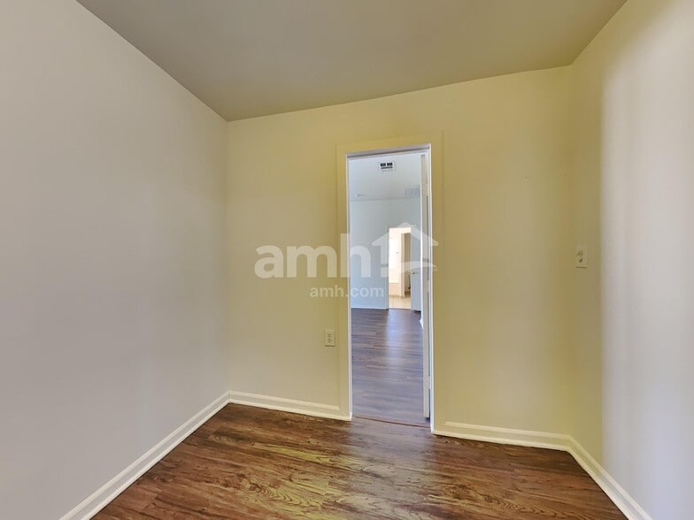 Building Photo - 512 Timber Dr