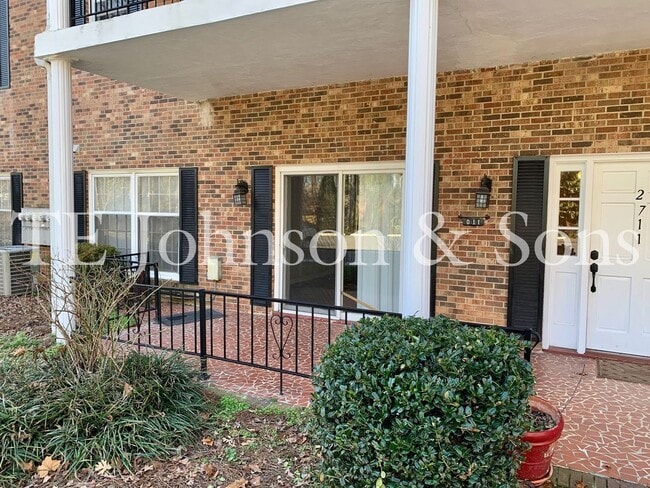 Building Photo - Two Bedroom Condo Convenient To WFU
