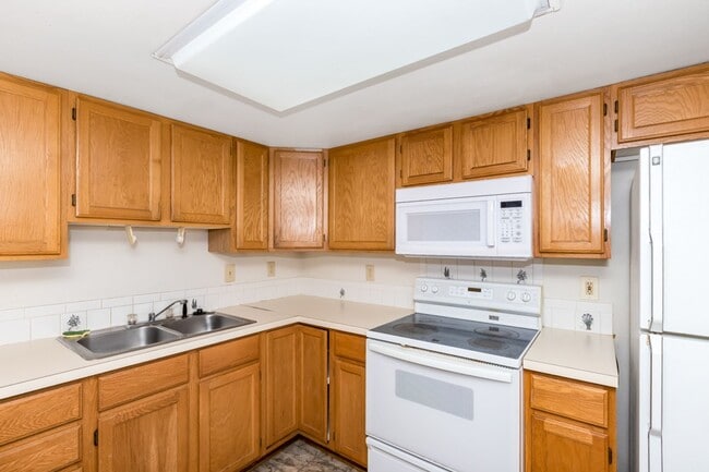 Building Photo - 4 Bedrooms, each with Ensuite Bathrooms!