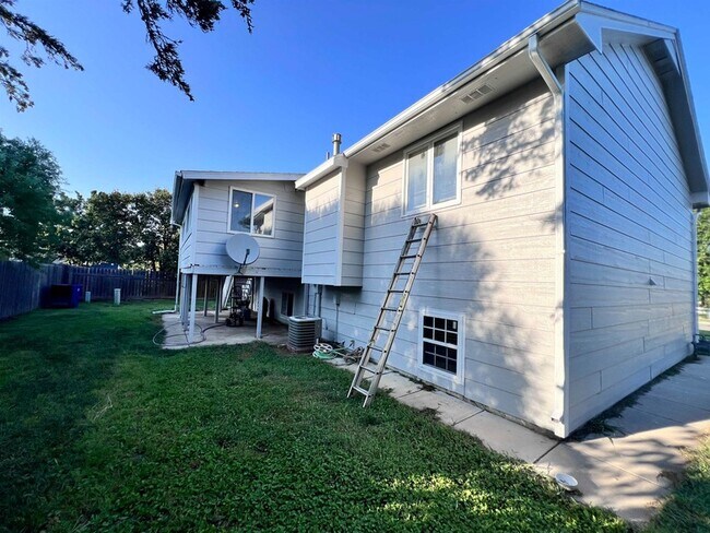 Building Photo - 1819 S Cranbrook Ave