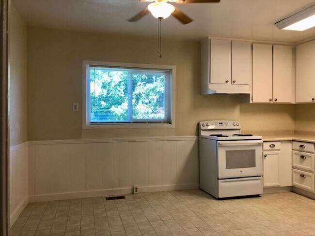 Building Photo - Charming 2 bedroom, 1.5 bath home near Sutter Street
