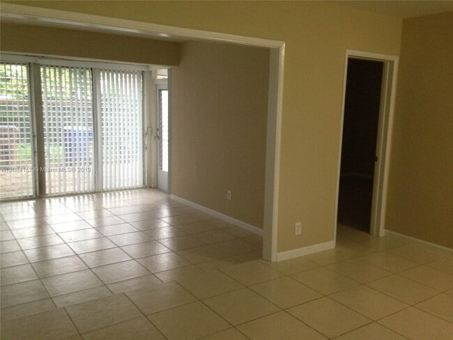 Building Photo - 1325 SE 1st Terrace