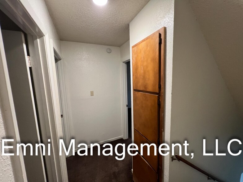 Building Photo - 204 Oak Trail Dr