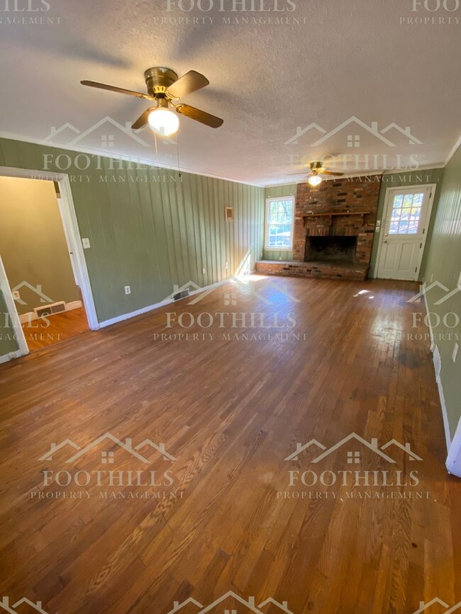 Building Photo - 3-Bed 2-Bath Brick Home with Spacious Lot,...