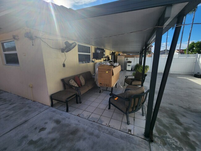 Building Photo - 1285 W 39th Pl