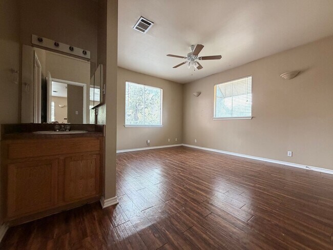 Building Photo - 910 Keith Ln