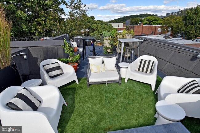 Building Photo - 1540 Levis St NE