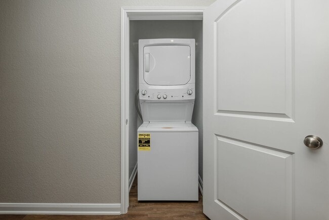 Building Photo - Beautifully designed and thoughtfully maintained duplex