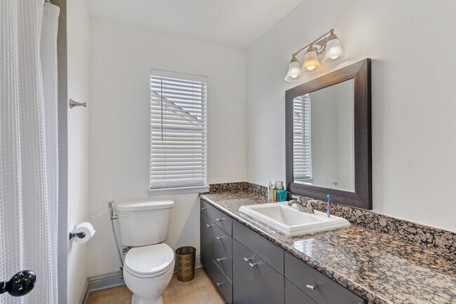 Building Photo - 1022 Forest Home Dr