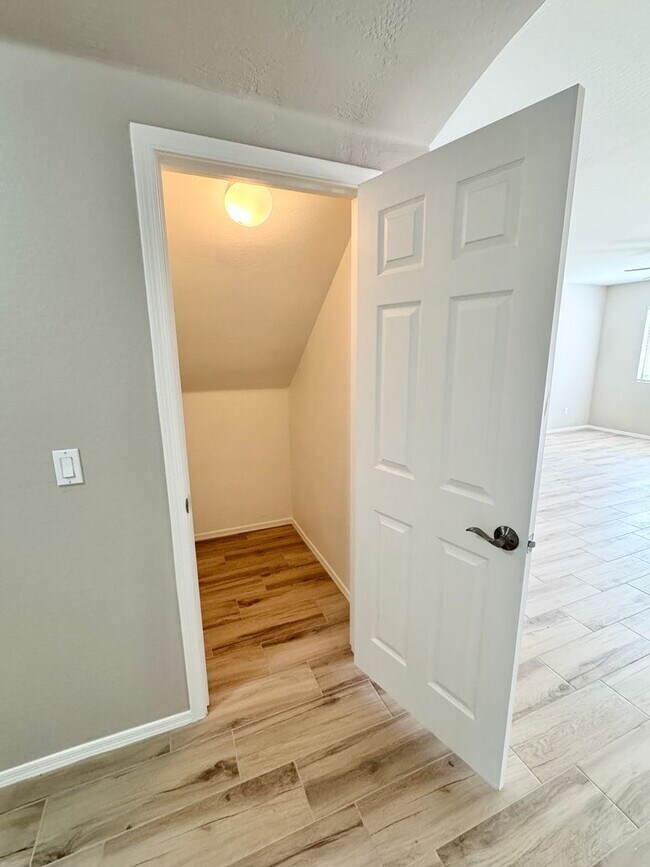 Building Photo - Remodeled 5 Bedroom/3 Bath Home. Upgraded Flooring & Kitchen!