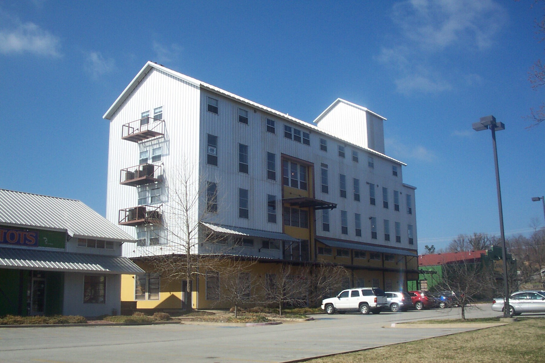 Building Photo - 525 S School Ave