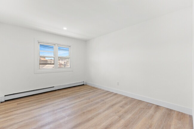 Building Photo - 302 E Harriet Ave