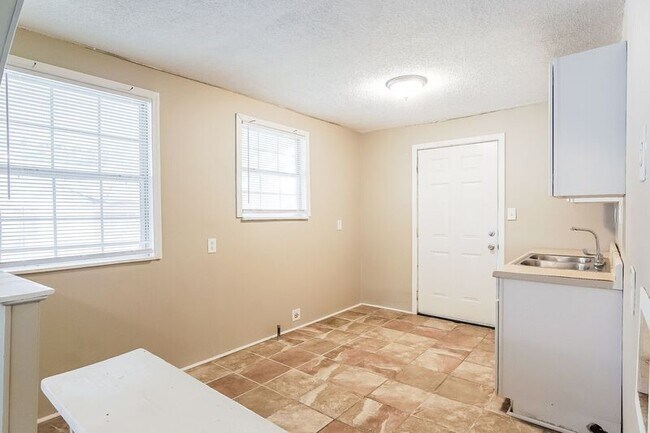 Building Photo - 128 Ann Dr SW