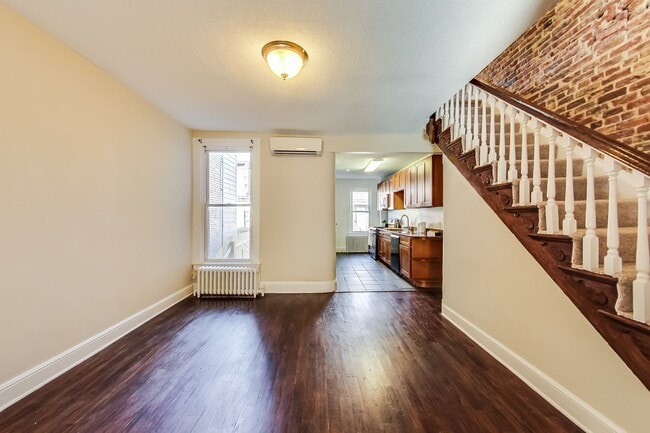 Building Photo - Spacious 3bd/2.5 bath updated townhome in ...