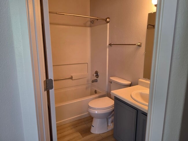 Building Photo - 3 Bed 2 1/2 Bath in Fruitvale