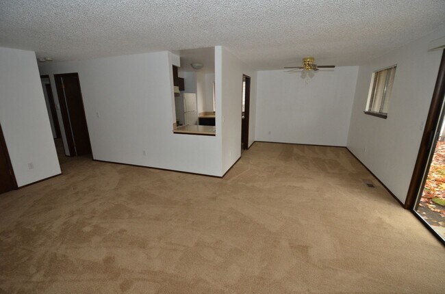 Building Photo - Charming 2-bedroom Townhome Near Downtown Beaverton!