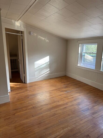 Building Photo - 619 Riverside Dr