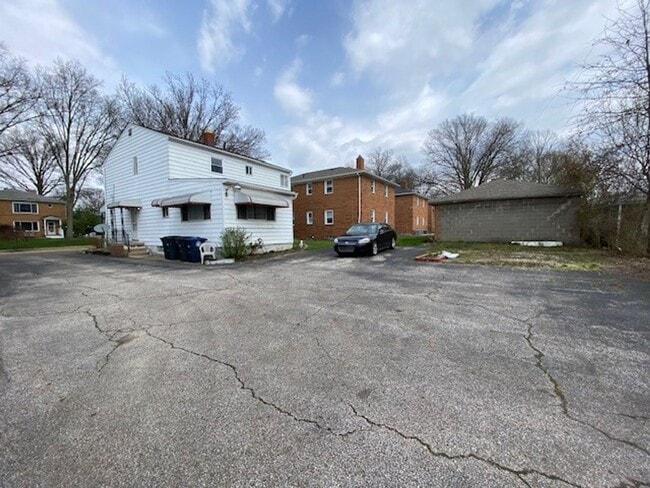 Building Photo - 1726-1726 Tanglewood Dr