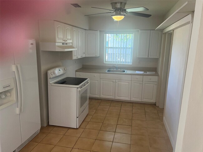 Building Photo - 1410 Ave