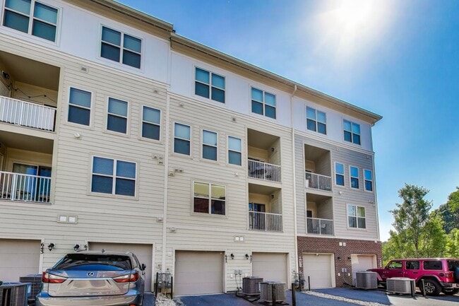 Building Photo - Elegant 3 bedroom, 2.5 bath townhome in Crown Farm