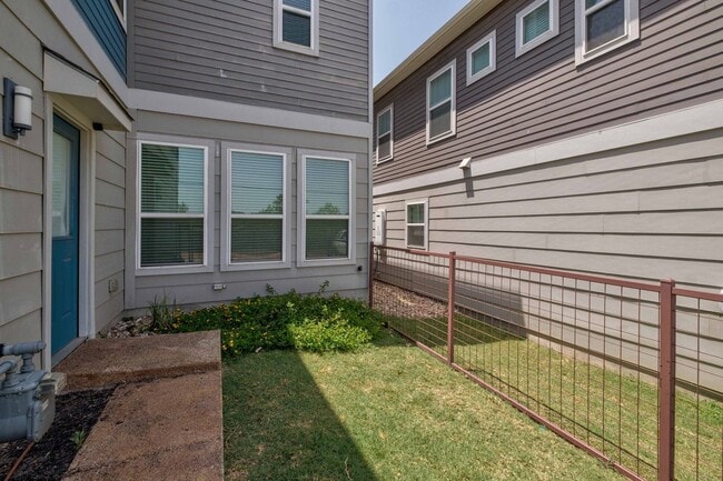 Building Photo - Modern condo, great location, fully Furnis...