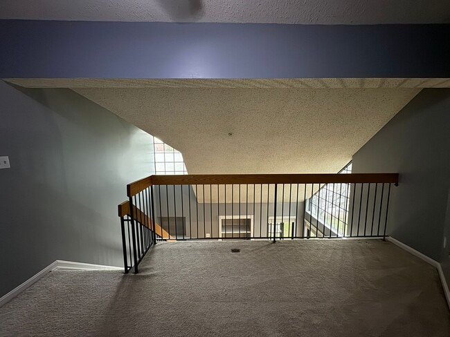 Building Photo - Sophisticated 2 Bed 2 Bath Condo with Loft...