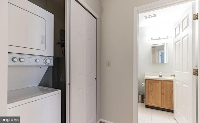 Building Photo - 1346 Chanticleer-