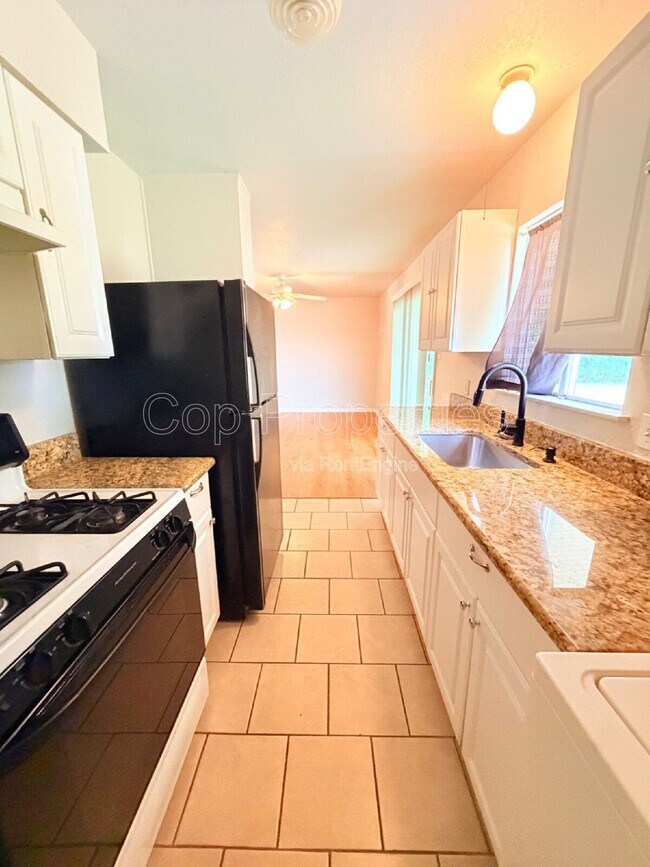 Building Photo - 827 Dunwoodie Dr