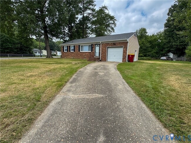 Building Photo - 2590 Pinehurst Dr
