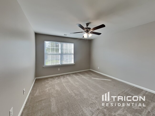 Building Photo - 216 Whispering Oak Ln