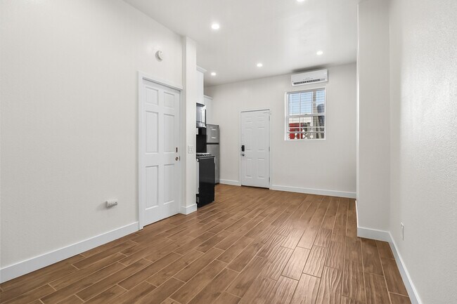 Building Photo - 720 1/2 Queenstown Court - 3