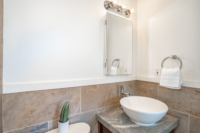 Building Photo - Beautiful Custom Built Home in Wailuku Heights, 2 Bed/3 Bath with Flex Room, Magnificent Ocean/Mo...
