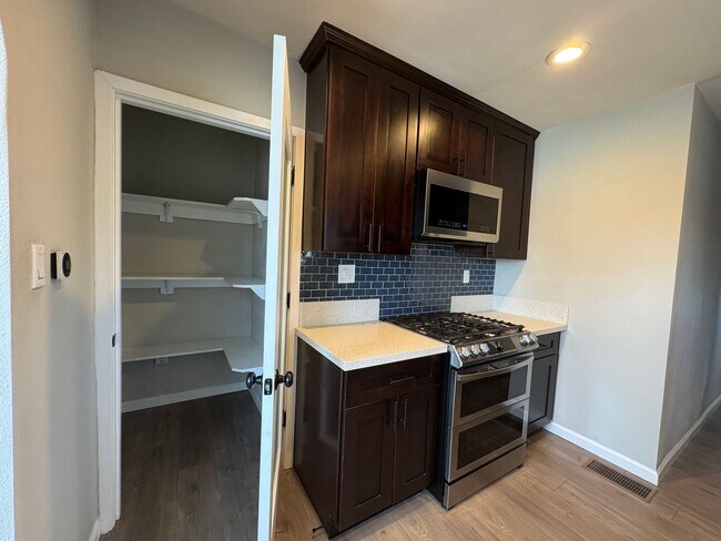 Building Photo - Beautiful Freshly Renovated 2bd 2ba House