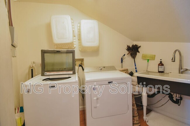 Building Photo - 7079 Lucas Valley Rd