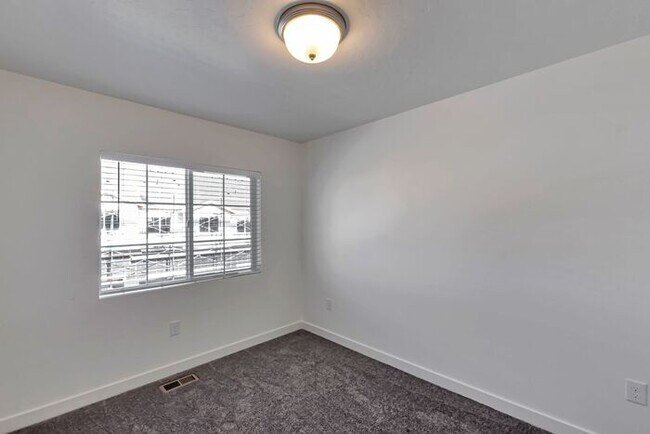 Building Photo - Lehi Row End Townhouse w 2 car attached garage!