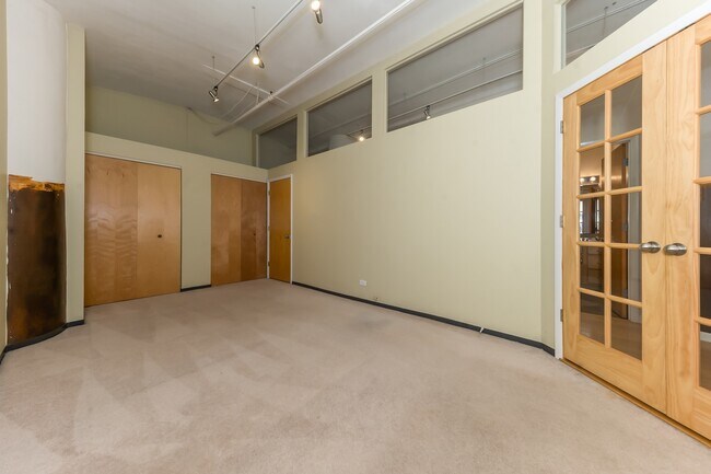 Building Photo - 801 S Wells St