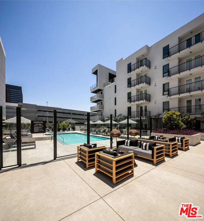Building Photo - 687 S Hobart Blvd