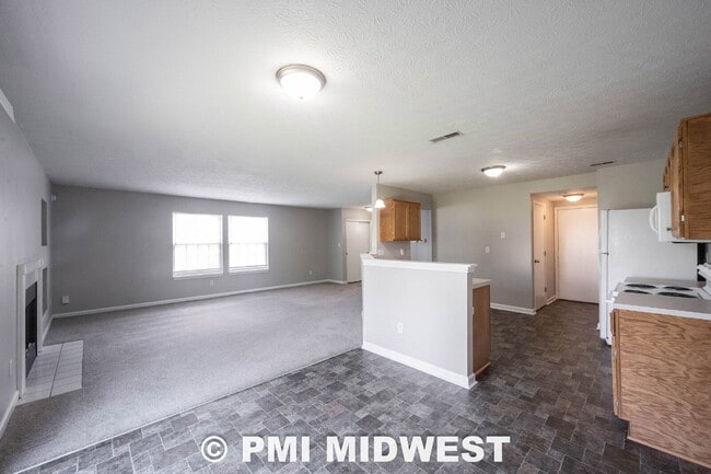 Building Photo - Great 3 Bedroom 2.5 Bathroom Home on the upper east side of Indy!