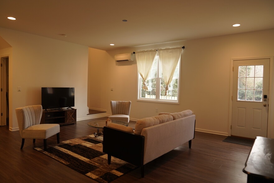 Building Photo - 3100 Dogwood Dr